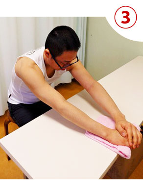 肘関節が伸びたら肩甲骨を前へ出すようにし身体を前傾させます。